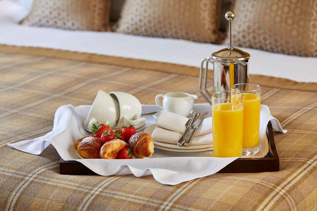 Macdonald New Blossoms Hotel Честър Стая снимка